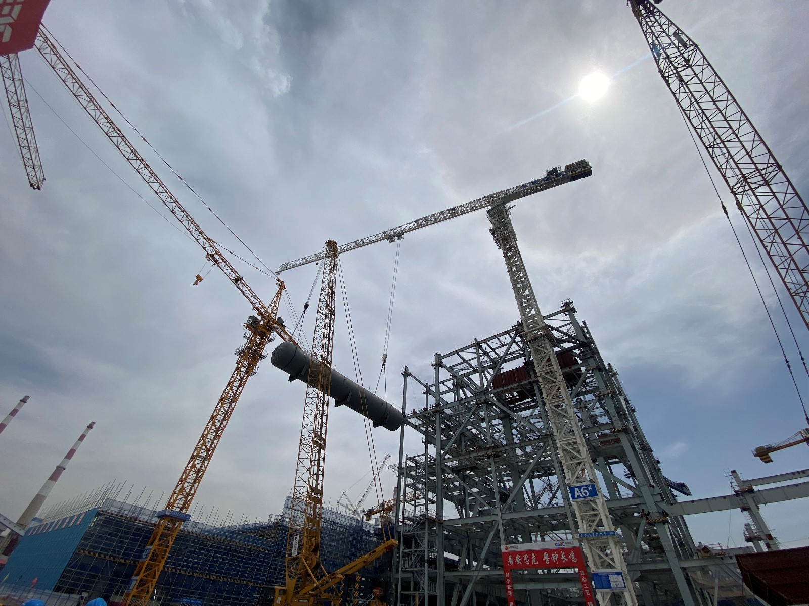 中国能建山西院总承包的同热三期2&times;100万千瓦煤电工程1号机组除氧器吊装完成