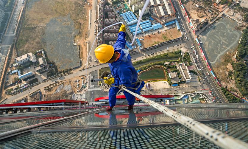 高空中的善建者